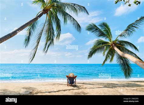 Belle femme bikini sur la plage Banque de photographies et dimages à haute résolution Alamy