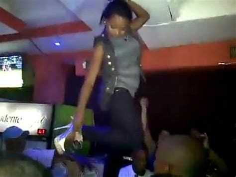 Fille nue à la fête XVIDEOS