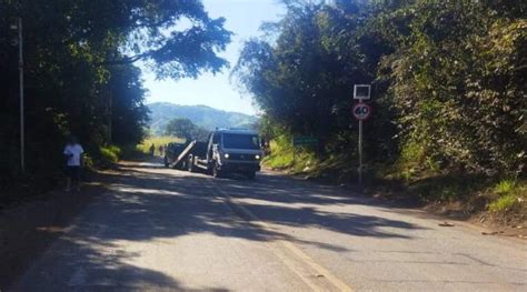 Carro colide na traseira de outro próximo ao radar na MG 431 Rádio