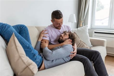 Retrato De Casal Gay Despreocupado Dentro De Casa Casal Gay Feliz