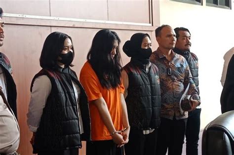 Momen Ghisca Debora Penipu Tiket Konser Coldplay Diteriaki Korban