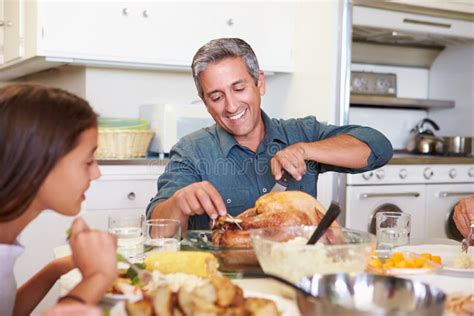 Familia Multigeneración Que Se Sienta Alrededor De La Tabla Que Come La