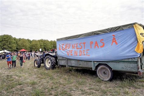 Vienne un golf dégradé en marge du Convoi de leau contre les