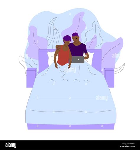 Gay black couple jette sous couverture sur un lit et regarder la vidéo sur ordinateur portable