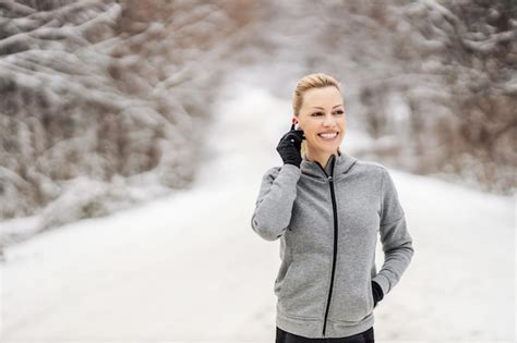 Feliz Deportista Parada En Un Camino Nevado En El Bosque Y Poni Ndose