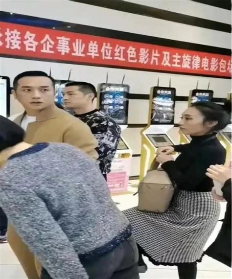 胡歌带老婆参加聚会照曝光，黄曦宁一袭晚礼服太惊艳，跟胡歌很般配腾讯新闻