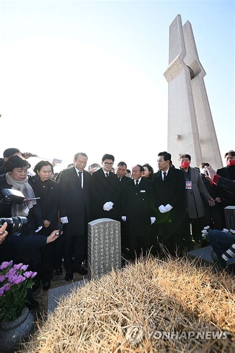 국립5·18민주묘지 참배하는 한동훈 연합뉴스