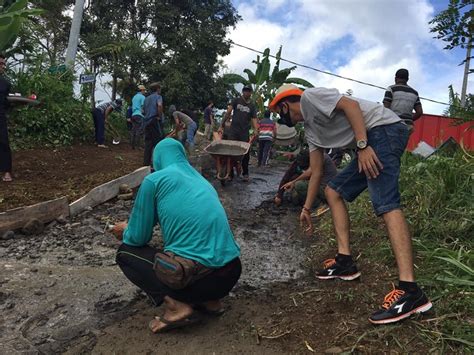 Tak Kunjung Diperhatikan Gpm Gada Bali Gandeng Warga Perbaiki Jalan