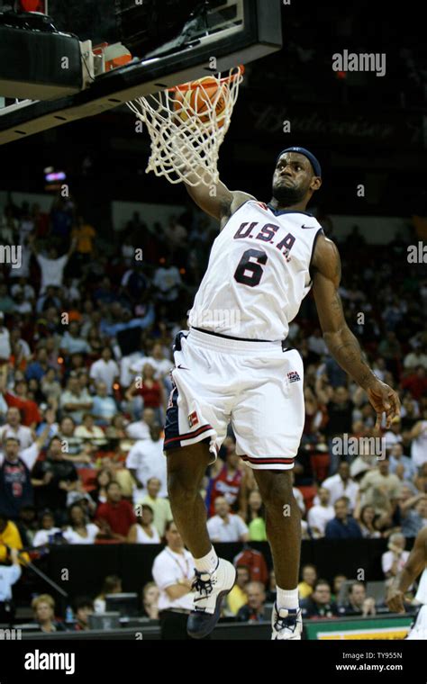 Lebron james dunk hi-res stock photography and images - Alamy