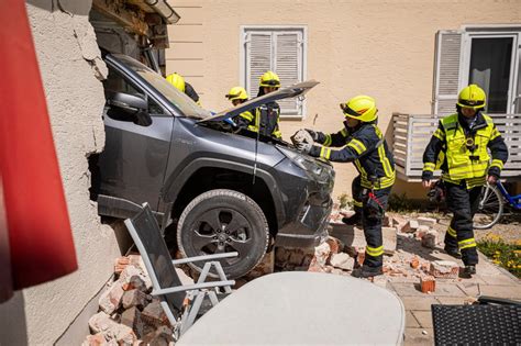 Burghausen Gas Und Bremse Verwechselt Auto Durchbricht Beim Ausparken