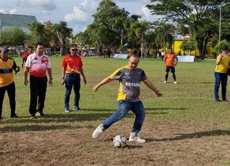 Sekda Tutup Festival Dan Kompetisi Sepakbola Usia 12 Dan 45 Tahun