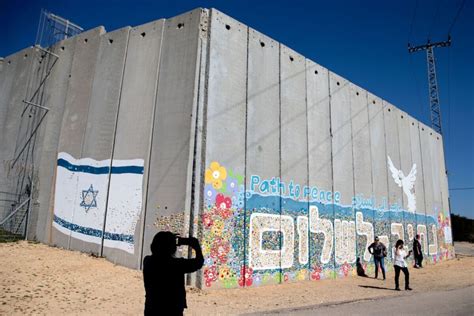 Gaza Protests Are Pointless Thanks to Israel's Iron Wall - Bloomberg