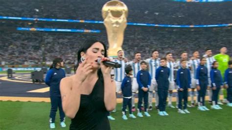 Lali Espósito fue la encargada de cantar el himno argentino en la final