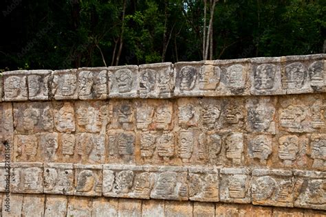 Plataforma De Los Cr Neos O Tzompantli Yacimiento Arqueol Gico Maya De