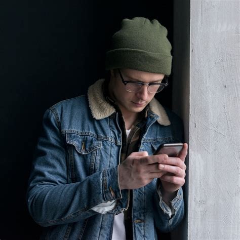 Joven mirando su teléfono Foto Gratis