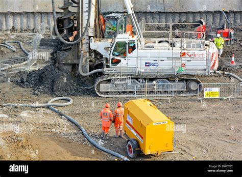 Piling rig hi-res stock photography and images - Alamy