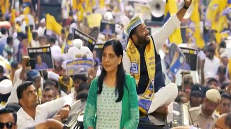 Lok Sabha Elections 2024 Sunita Kejriwal Holds Roadshow Campaigns For