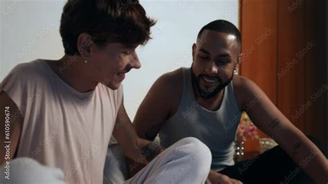 Jovem Casal Gay Interracial Brasileiro Conversando Sentados Na Cama Se