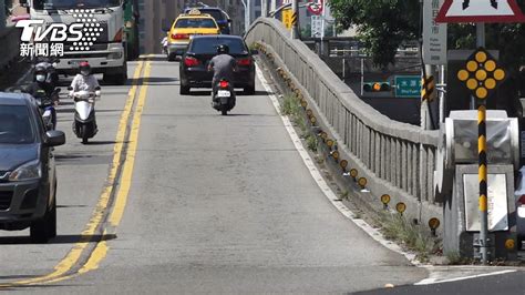 別過來！3騎士永福橋「並排險撞」 外送員遭擠急煞車 Yahoo奇摩汽車機車