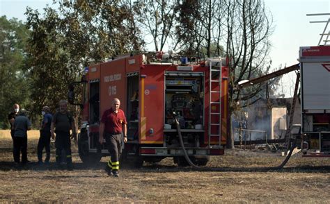 Incendio Roma fiamme vicino a Cinecittà World