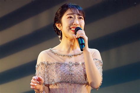 津吹みゆ、都内で「歌と芝居の特別公演」を開催、心躍るコメディ芝居を熱演！ 来年4月にデビュー10周年コンサート開催を発表（うたびと）｜d