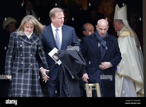 Nfl Commissioner Roger Goodell Second From Left And His Wife Jane