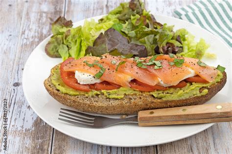 Tartine De Pain Au Saumon Fum Guacamole Mozzarella Et Tomate Stock