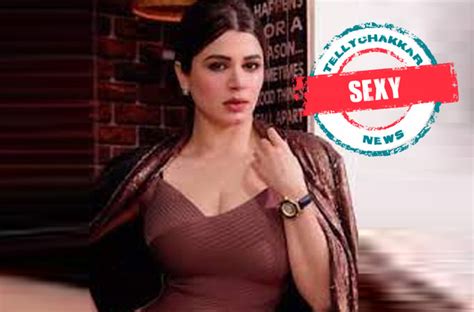 Sexy Grand Masti Actress Kainaat Arora Is Too Hot To Handle In These Pictures