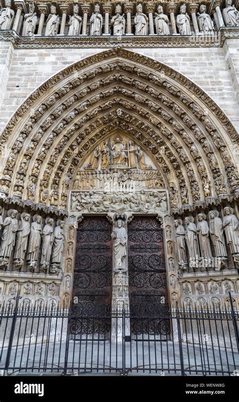 Sculptures en bois notre dame Banque de photographies et dimages à