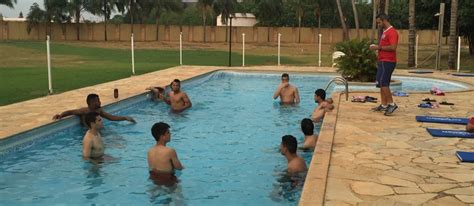 Piscina Trabalho Físico E Corrida Elenco Do Bahia Treina Para Jogo De