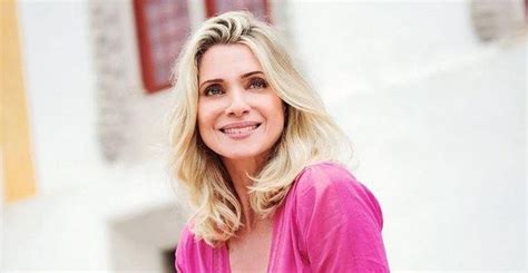 Aos anos Letícia Spiller posa de lingerie e fã afirma Tapa na cara das novinhas