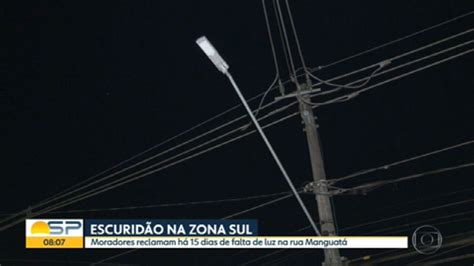 Moradores reclamam de escuridão em rua da zona sul de São Paulo Bom