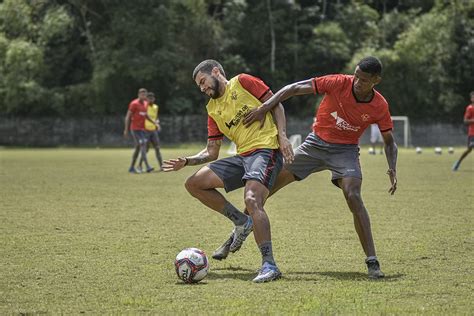 Sérgio Mota de volta aos treinos Vitória se prepara para enfrentar