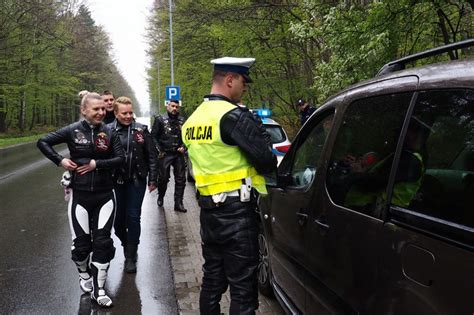 Patrz W Lusterka Motocykle S Wsz Dzie Wsp Lna Akcja Policji I