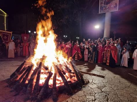 Na Trgu Slobode Badnjak Okupio Veliki Broj Trebinjaca Foto Video