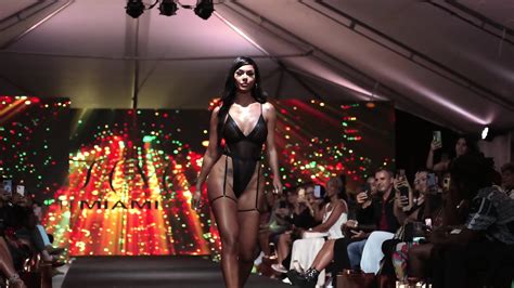 HOT MODELS 03 HOT LATINA