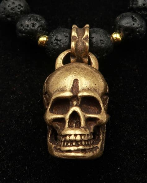 Collier de de pierre de lave orné d un crâne ouvragé Memento Mori