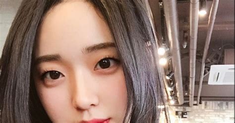 Nhờ bức ảnh chụp dạo tại triển lãm xe hơi cô gái vô danh trở thành hot girl vì quá xinh
