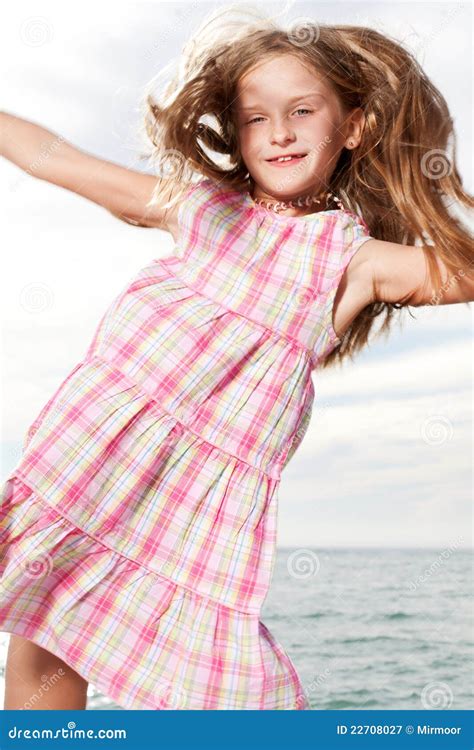 La Fille Apprécie Le Jour D été à La Plage Image stock Image du