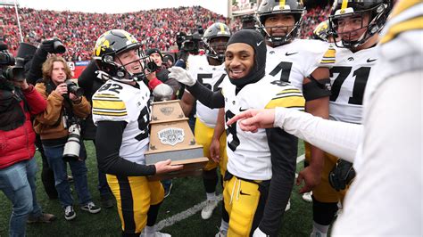 Iowa football continues ascent in major polls