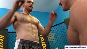 Estrella porno hetero chupa músculos gruesos XVIDEOS