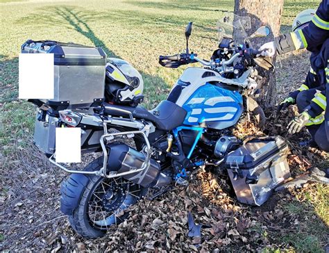 Erneut Unfall Auf Der B1 Motorradfahrer Prallt Gegen Baum Feuerwehr