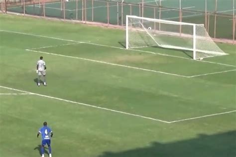 VÍDEO Zagueiro faz gol contra mais bizarro do ano e divide a internet