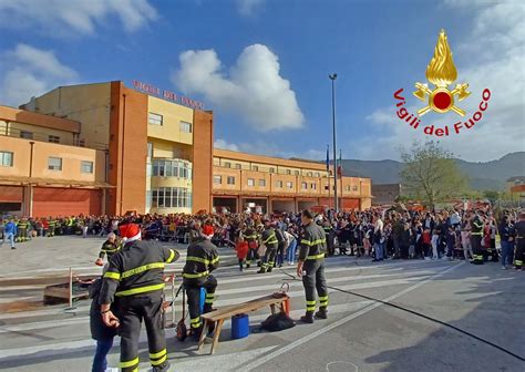 Babbo Natale Viene Dal Cielo Bimbi Con Il Naso In Su Al Comando