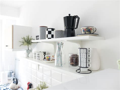 Угловая полка со стеклом на кухню - 98 фото