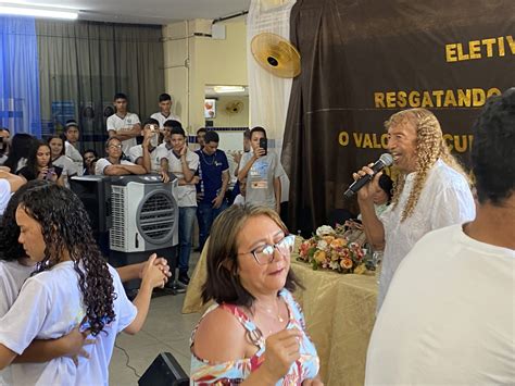 Assisão é recebido como um autêntico rei em escola de ST Farol de