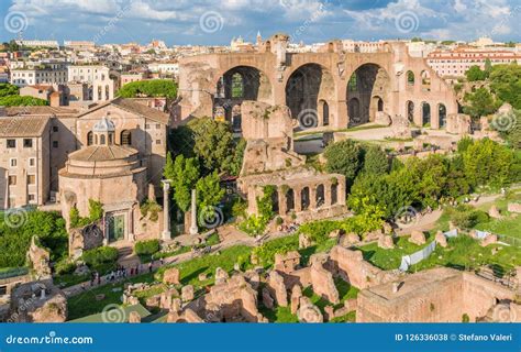 La Bas Lica De Maxentius Y El Templo De Romulus En El Foro Romano