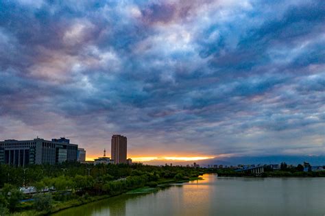 黄河两岸是我家高清大图银川傍晚上空云层色彩奇幻美丽 宁夏新闻网