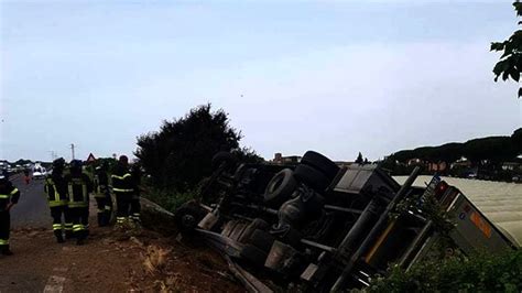 Incidente Sulla Pontina Si Ribalta Un Tir Atterra L Eliambulanza