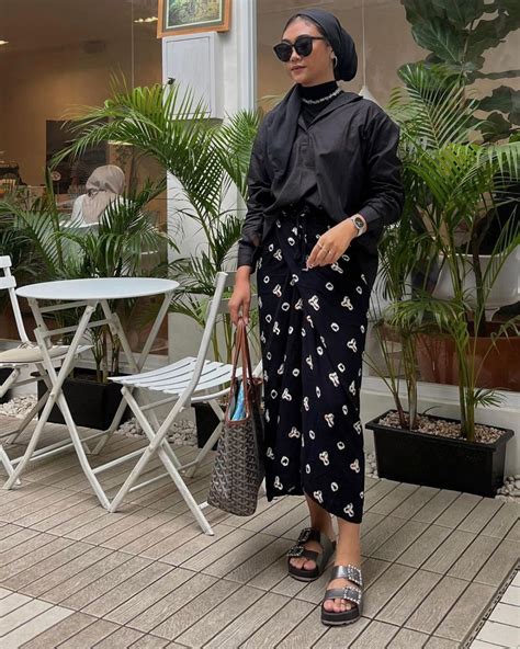 10 OOTD Hijab Bernuansa Hitam Ala Sherly Rumamby Edgy